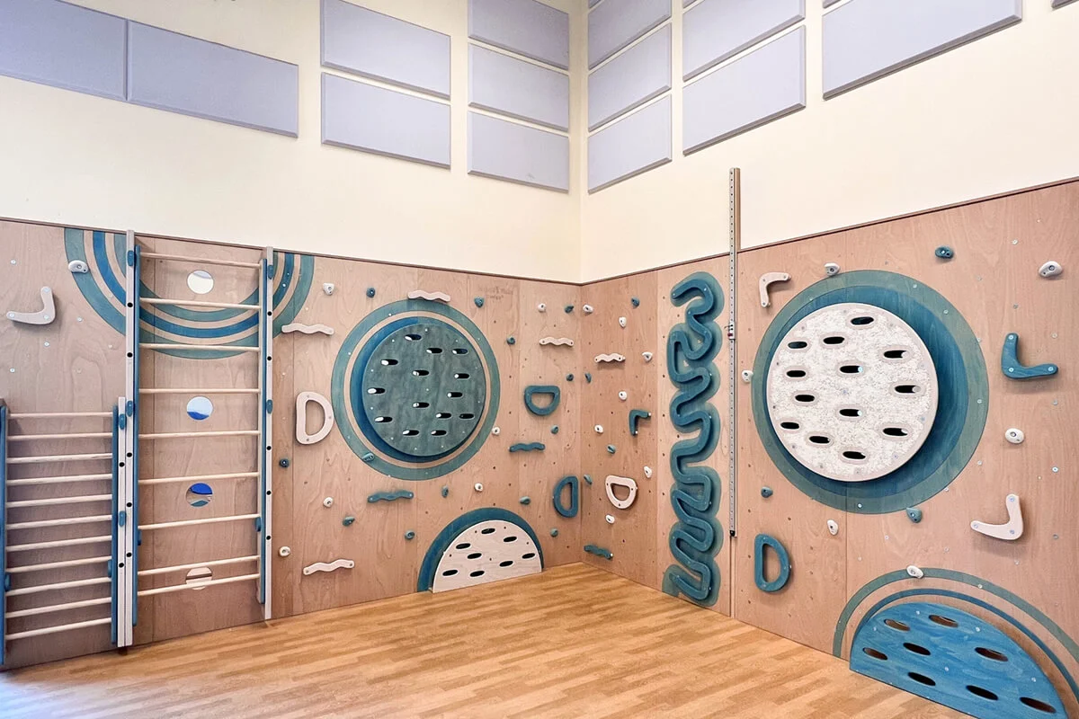 der-blaue-kreis-kletterwand-haidig