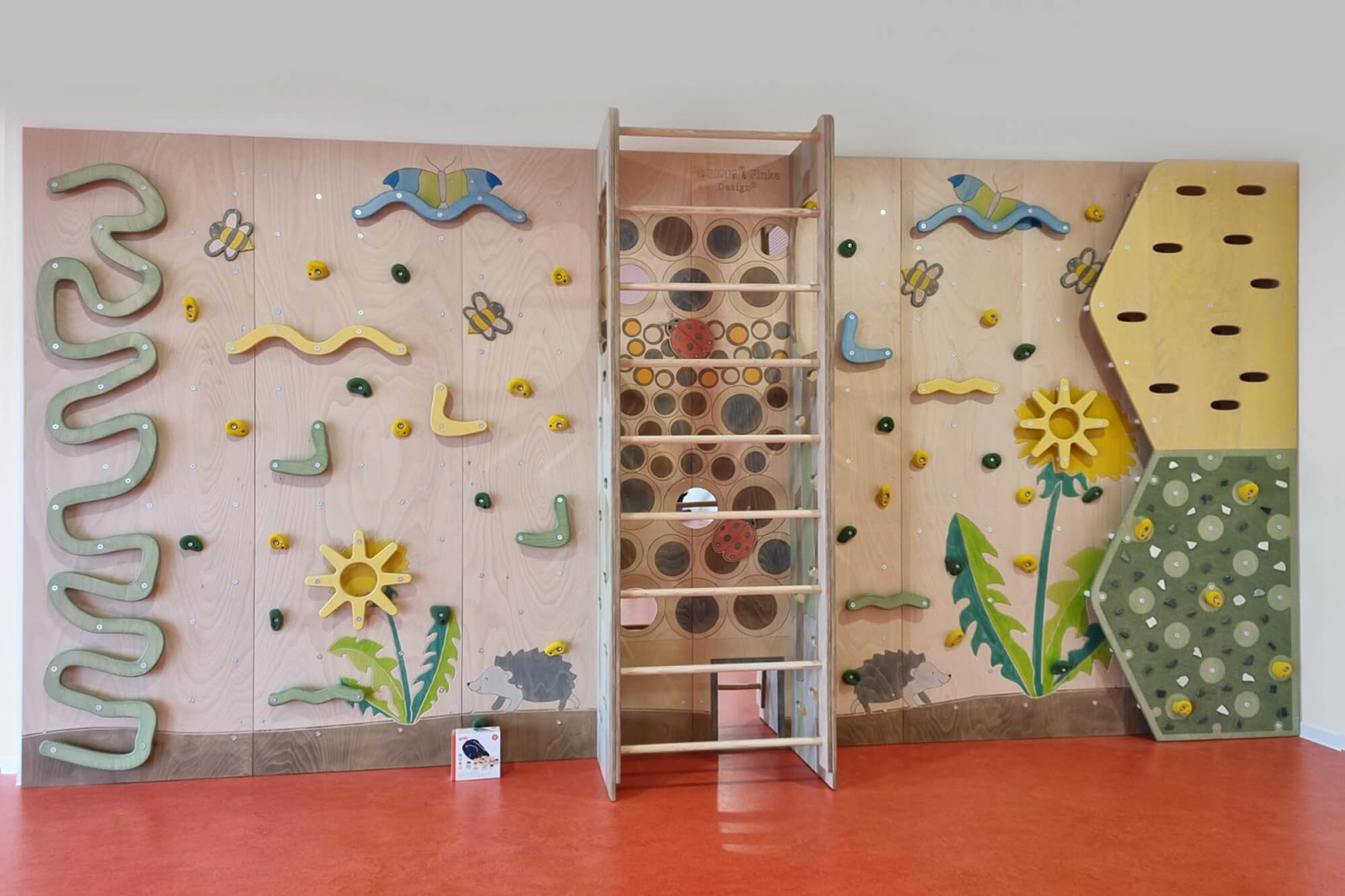 kindergarten-kletterwand-insektenhotel