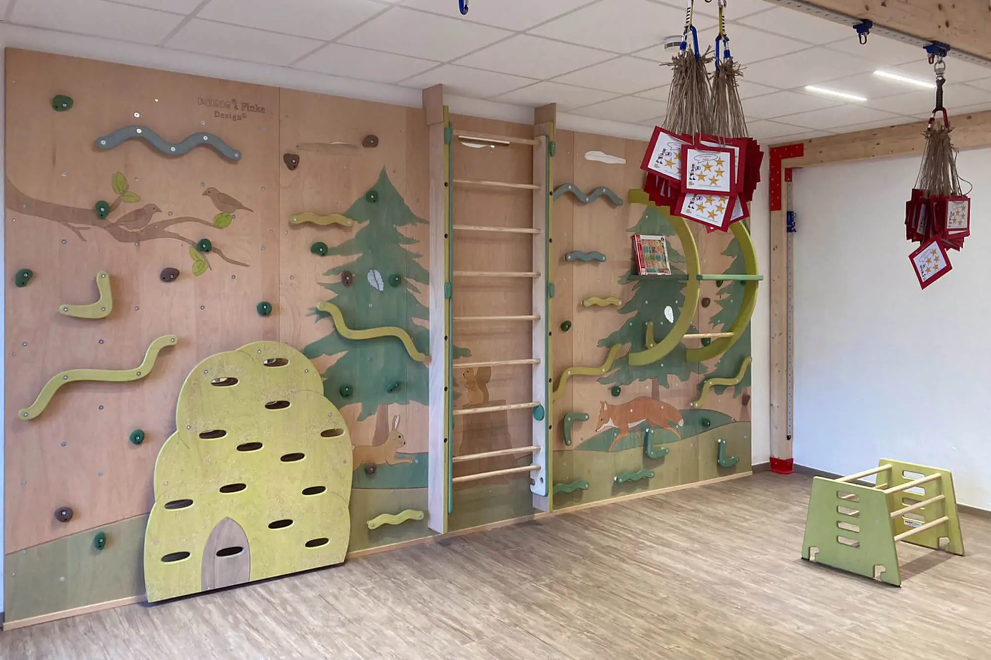 Kletterwand-tiere-wald